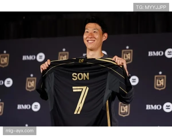 孙兴慜训练还没结束吧？外面小店老板都快认出他家鞋了！